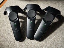 【フルトラッキングセット】Vive 本体+ベースステーション*2台+ViveTracker*3台+Viveコントローラー*3台+デラックスオーディオストラップ_画像8