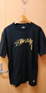 レア！90年代ヴィンテージ「STUSSY ステューシー」の「OLD GOLD」金ロゴTシャツ。レアな紺タグ、ストックロゴ。