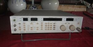 標準信号発生器・FM/AM・0.1～1040MHz・Panasonic VP-8311A・SYNTHESIZED SIGNAL GENERATOR・動作難あり