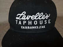 激レア USA購入【NEWERA】【9FIFTY】アメリカ企業モノ アラスカ州 ビアレストラン【LAVELLE'S TAPHOUSE FAIRBANKS AK】ロゴ刺繍CAP中古良品_画像1