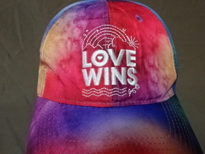 激レア USA購入 アメリカ【STUDIO 71】LGBTコミニケションBOXの中の【LOVE WINS】 ロゴ刺繍入り レインボーカラー キャップ 中古良品