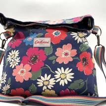 ◇売り切り　美品◇1円　Cath Kidston ショルダーバッグ 斜めかけ ポシェット メンズ レディース ユニセックス　花柄　フラップ ネイビー系_画像1