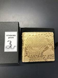 HB8693　二つ折り財布 　財布　レザー パイソン　ヘビ革　ゴールド　　専用袋　箱付き 未使用品