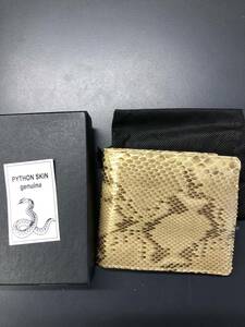 HB8694　二つ折り財布 　財布　レザー パイソン　ヘビ革　ゴールド　　専用袋　箱付き 未使用品