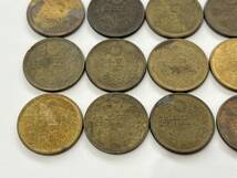 小型50銭黄銅貨 24枚 近代銭 五十銭 記念 コレクション 硬貨 貨幣 古いお金 昔のお金_画像4