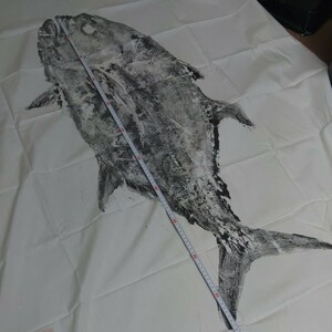 魚拓　布　ロウニンアジ　GT　ジャイアントトレバリー　魚長約１０７センチ　体高約３５センチ　オブジェ　飲食店や民宿の飾りに