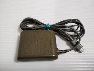 変色有り　純正品　ニンテンドー DS lite 用　充電器 ACアダプター USG-002 NINTENDO 簡易クリーニング・動作確認済み　DSlite