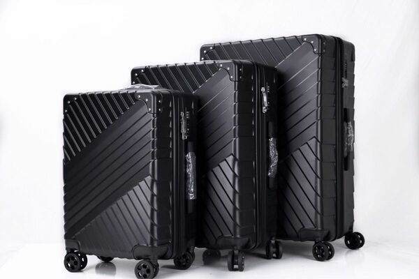 軽量Mサイズ　静音8輪　TSAロック　キャリーバッグ　スーツケース　キャリーケース　ブラック