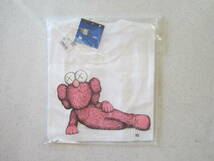 KAWS ☆ カウズ UNIQLO ☆ ユニクロ コラボ 限定 未開封 半袖 UT Tシャツ メンズ XS レディス M タグ付 ピンク_画像6