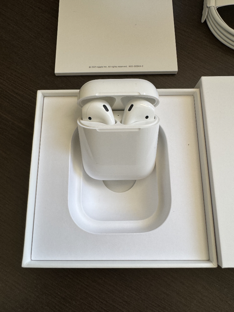 Apple AirPods with Charging Case 第2世代 MV7N2J/A オークション比較