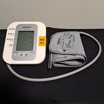 ★OMRON★ オムロン 上腕式血圧計 HEM-7200 電池式 メモリー機能 ワンプッシュスタート ヘルスケア 家庭用 自動_画像1