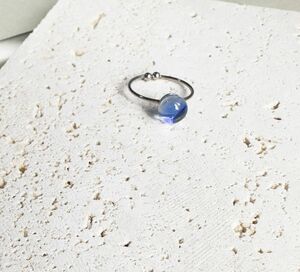 No.825 ハンドメイド　リング　指輪　ブルー　シルバー　ガラス　ミニ　サージカルステンレス　小ぶり　小さめ　シンプル　青