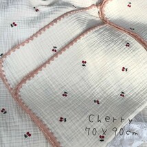 さくらんぼレッド刺繍3重ガーゼブランケット　韓国イブル　おくるみ　70×90cm_画像2