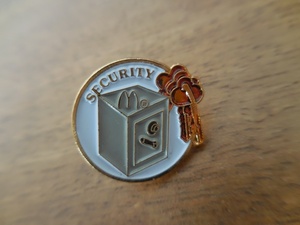 フランス☆古いピンズ 【McDonald's SECURITY】カナダ ピンバッジ ピンバッチ PINS マクドナルド 金庫