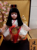 ▽ 市松人形 / 二人 蓬莱 大峰 作 8号 日本人形 女の子 立位人形 抱き人形 ガラスケース付_画像4