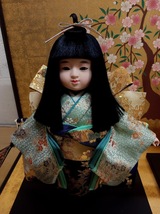 ▽ 市松人形 / 二人 蓬莱 大峰 作 8号 日本人形 女の子 立位人形 抱き人形 ガラスケース付_画像5