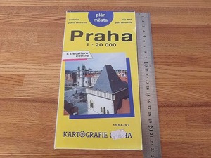 プラハ（チェコ）地図 1996/97■現地で購入＊チェコ語/660×968㎜を折畳み★折り交差部穴開き複数！/書込み1/端の切れ・擦れ■送料￥140～