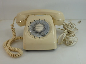 74◇昭和レトロ ダイヤル式電話機 カラー電話ベージュ色 601－A2 作動未確認 ジャンク扱い