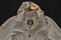 ★BURBERRY'S★バーバリー★ノバチェック軽量ダウンライナー＆ ノバチェック裏地フードのお洒落なカーキベージュ色の２WAYコート　M_画像5