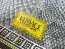 極美品 VERSACE ヴェルサーチ パイソン柄 シルク スカーフ グレー 小物_画像2