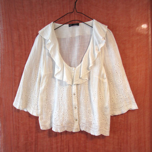 美品　ZARA／ザラ　襟ぐりの大きな七分袖シャツ　白