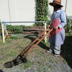 昭和の時代の、手で押す田植除草機