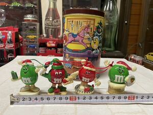 m&m's チョコレートキャップと 1994年ティンカンクリスマスバージョン グリーン、レッドのオーナメント