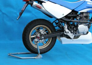 HONDA　　XR100 モタード　　APE100　エイプ１００　　　　　リヤスタンド　カニフック（レッド）12インチ用　BA00-046-03R　　　HRC　　　