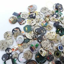 ■tyot 936-1 274 腕時計部品大量まとめ ムーヴメントなど SEIKO セイコー など 日本製 約500g ジャンク品_画像2