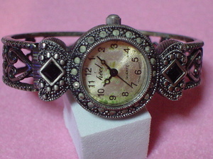 珍品　デザイン　HEEL　女性用腕時計　ブレスレットタイプ　ジャンク品