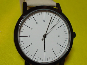 珍品　デザイン　腕時計　ホワイト＆ブラック