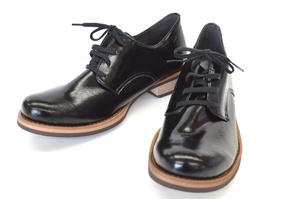 [fui] 未使用 LES BELLES 柔らか光沢レザー シャイニーウィングレースマニッシュ レディース シューズ 靴 黒 ブラック 日本製