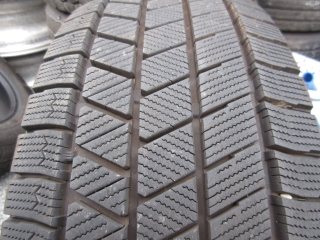 スタッドレスタイヤ205/55R16の値段と価格推移は?|20件の売買データ