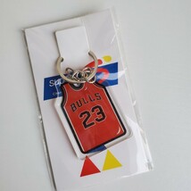 新品　キーリング キーホルダー　NBA　ジョーダン選手　バスケット　シカゴ・ブルズ ユニフォームキーチェーン ホームシャツ　5cm　赤_画像2