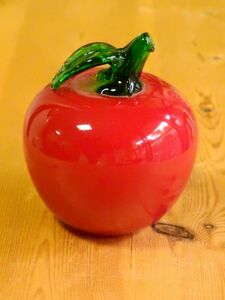 【アンティーク】旧家より出ました　ガラス製リンゴの置物　ーペーパーウェイトに使っていましたー