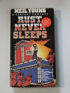 Kml_ZVHS116／ニール・ヤング　ファンタジー・コンサート　RUST NEVER SLEEPS（レンタル落ちVHS）