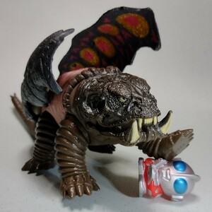 パワードケムラー ウルトラマンパワード BANDAI パワードモンスターシリーズ ウルトラ怪獣ソフビ オマケ付 写真でハネのダメージを確認して