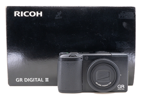 ■ RICOH リコー ■ GR DIGITAL III ■ショット数 約1.200 ●付属品充実●SDカード4GB付属【ほぼ新品　送料込】 