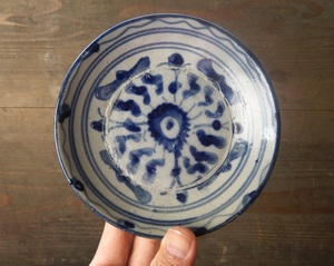  времена предмет дешево юг белый фарфор с синим рисунком маленькая тарелка диаметр 13.5cm антиквариат старый изобразительное искусство старый инструмент .. старый .. чайная посуда . камень старый . Юго-Восточная Азия 