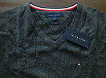 【既決USA】トミーヒルフィガー★TOMMY HILFIGER@胸元刺繍【Flag】ロゴ入Vネックセーター【TH Signature Solid V-Neck Cotton Sweater】@XL_画像6