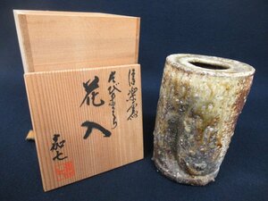 K7312 陶器「嘉七 信楽写 たびまくら 花入」陶印/共箱付 茶道具