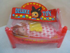 【よいこのおともだちDELUX　TOY　ベットに女の子の人形が寝ている玩具】