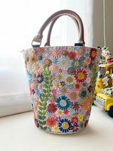 お花の手刺繍 ビーズ刺繍　バケツバッグ　お散歩バック　ハンドメイド リネン生地　合皮持ち手　サイドに丸カン付けました_画像1