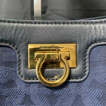 Salvatore Ferragamo サルヴァトーレフェラガモ トートバッグ ハンドバッグ ポーチ付き ネイビー　紺色 キャンバス地 レザー ゴールド金具_画像2