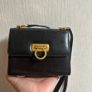 フェラガモ FERRAGAMO ガンチーニ ミニショルダーポシェット 中古品