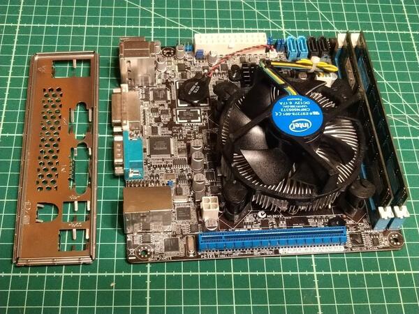 中古 美品 動作確認済 ASUS P9D-I + Intel Xeon E3-1220L v3 +メモリー 8GB TDP13W セット 少電力 ITX 最新BIOS