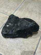 漆黒の黒曜石　原石　ガラス質　貝殻状断口　約4.40Kgの塊　北海道　良質　石器づくりにいかがですか？_画像4