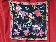 ★　LEONARD　レオナール　日本製　シルク　ハンカチ　スカーフ　チーフ　絹　56*56ｃｍ　花　蝶　良品_画像1