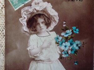 アンティークポストカード　ブルーの花とレースのドレスの可愛い少女