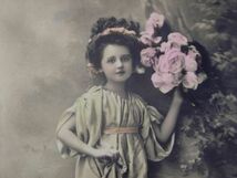 アンティークポストカード　ピンクの薔薇、ドレスの可愛い少女_画像1